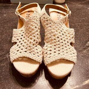 Mudd brand beautiful woven wedges!